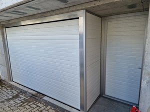 Sektionaltor Kleinsicke RAL9010 weiss mit Blenden, Unterkonstruktion und Nebentüre in Greifensee Zürich